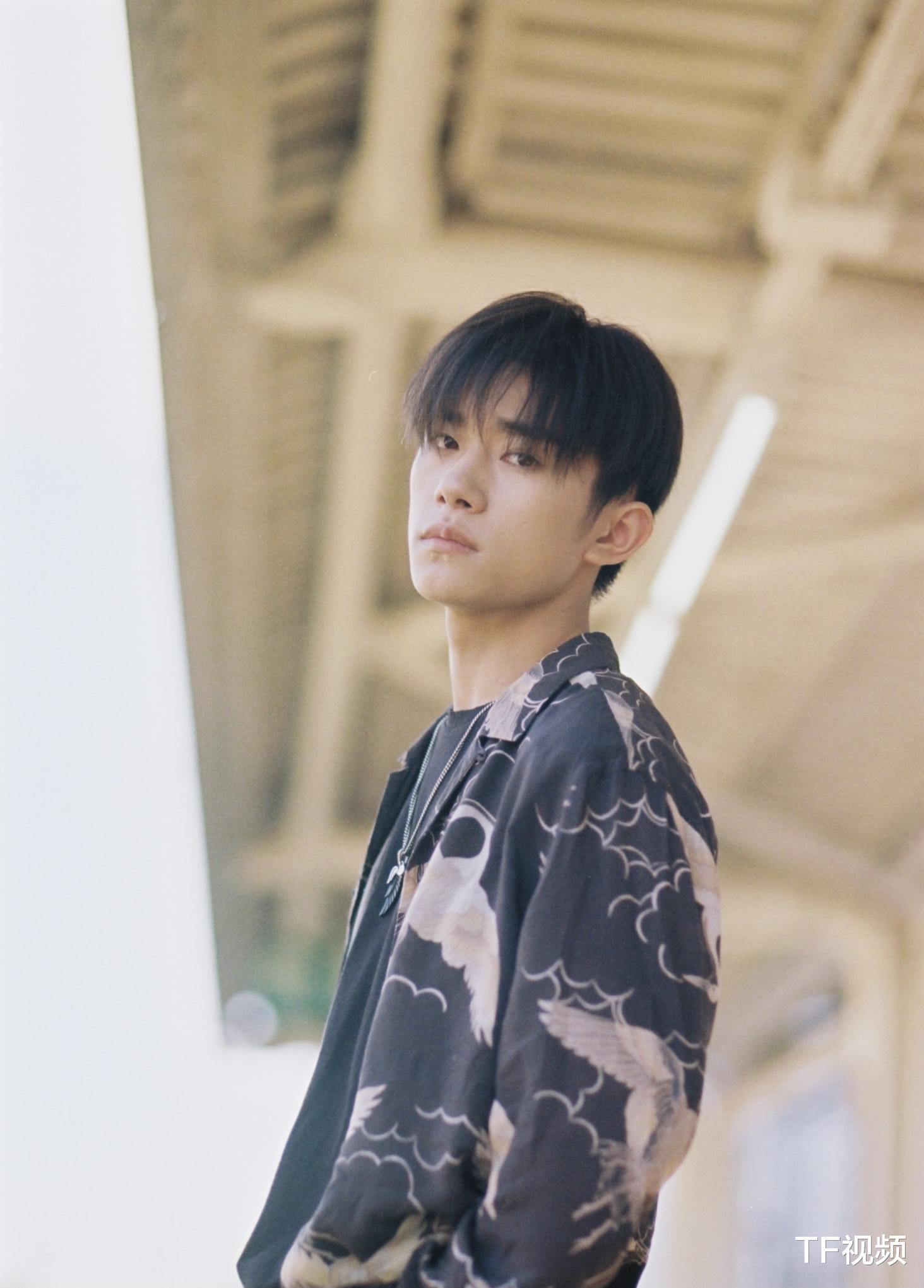 易烊千玺|易烊千玺金鸡奖彩排照流出，采用最新公式照，与韦一航反差太大