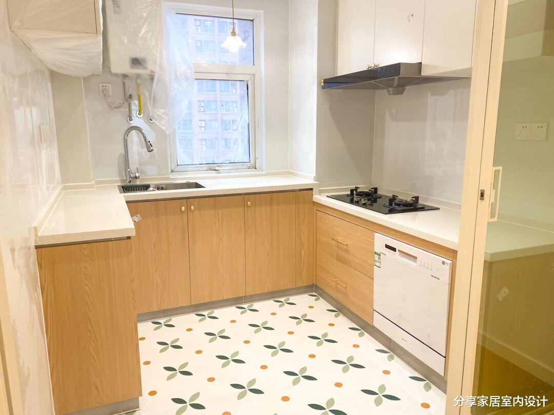 她家装修日式原木风，定制的柜子非常喜欢，电视墙很实用！