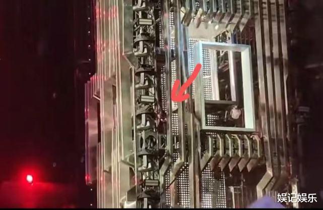 张杰|张杰演唱会出舞台事故，仰面从升降机摔下手流血，现场曝光