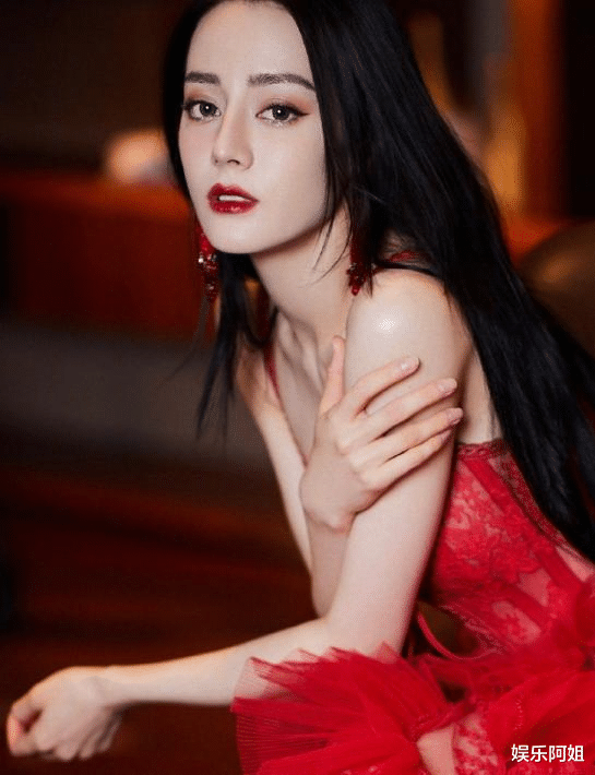 李连杰|热巴、杨紫直播状态比拼！前者冷艳高贵，后者吐舌嘟嘴不顾形象