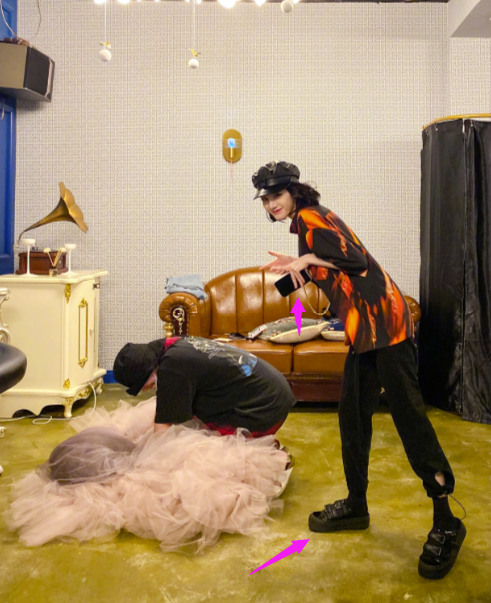 迪丽热巴|迪丽热巴工装照酷飒有痞子感，瘦的厉害双腿像麻杆，撑不起裤管