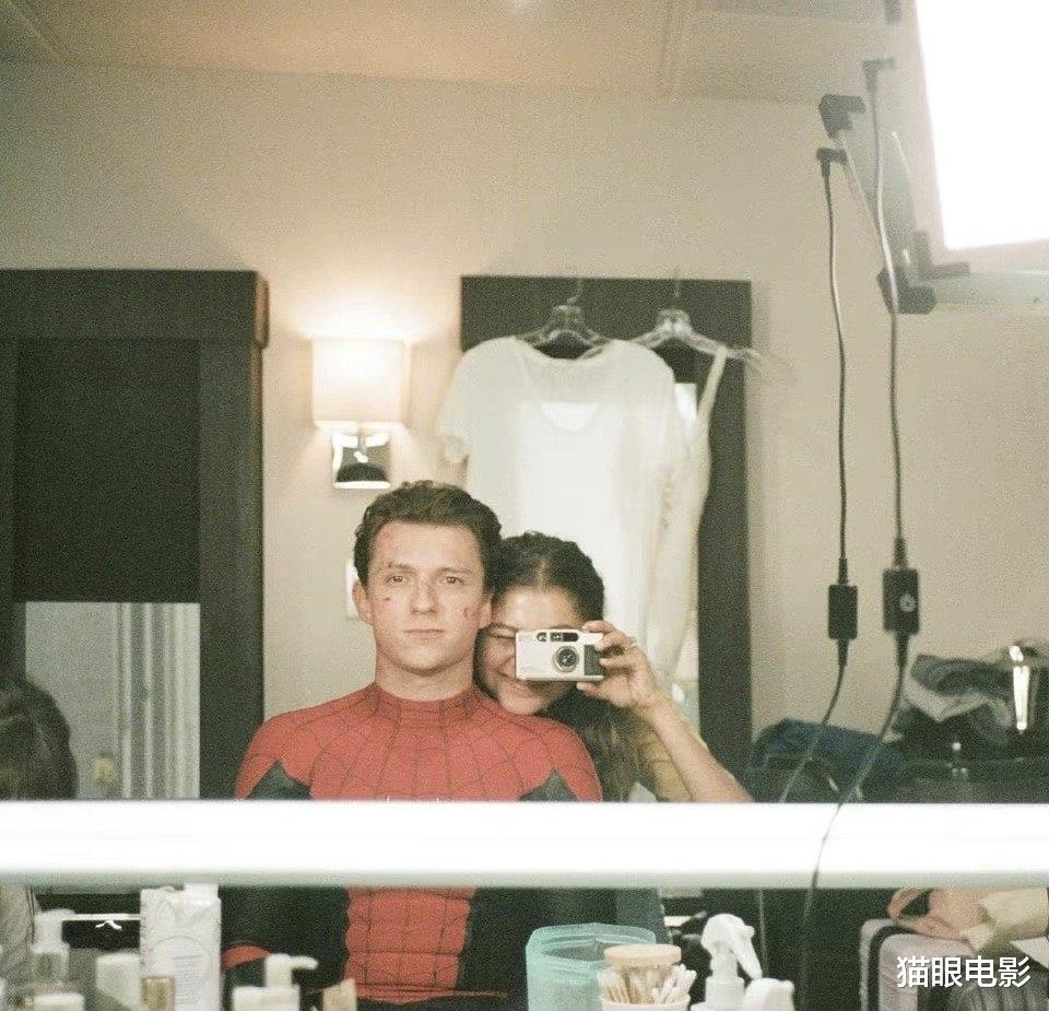 赞达亚|荷兰弟带赞达亚亮相，跟女友合影不用绅士手，裙子后背开洞刚好放手