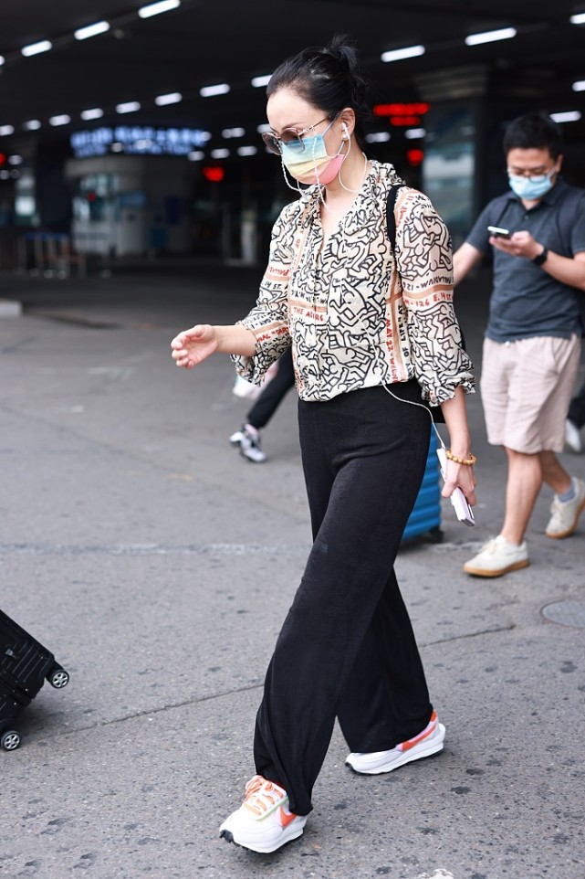 大表姐的时尚圈|一穿“花衬衫”就显老?50岁陶虹的造型文艺减龄,裤子可以这样搭