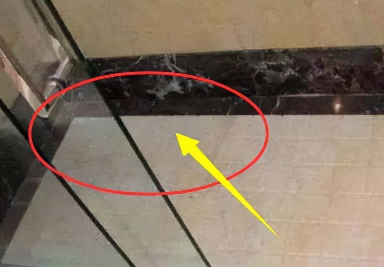 头次见有钱人淋浴房装这种地面，真的太聪明了，下水快又防滑