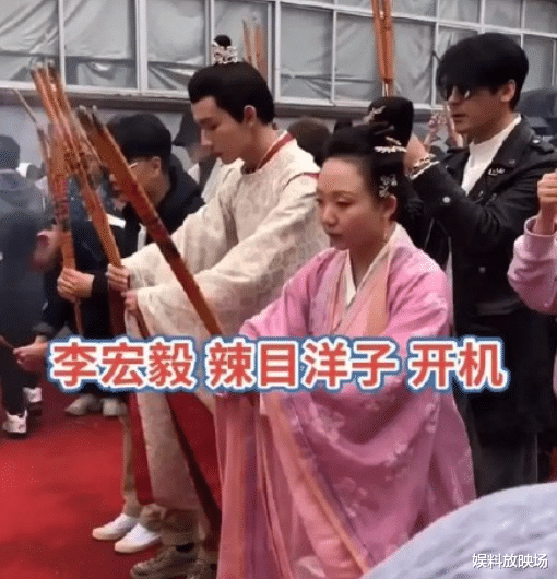 李小璐|网剧《皇后刘黑胖》开机，男主李宏毅全程无表情，看到女主：明白了