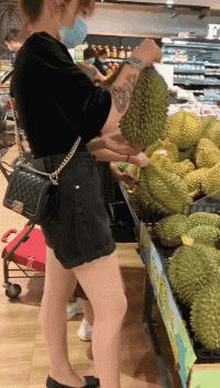 萌萌萌说|“女友在酒店给我拍回来照片,但就感觉不对劲!”你们帮忙看看吧