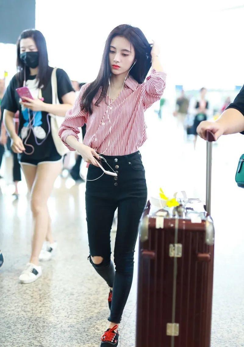 鞠婧祎|鞠婧祎穿红衬衫配黑高腰短裤，凹出了大长腿，真的只有159？