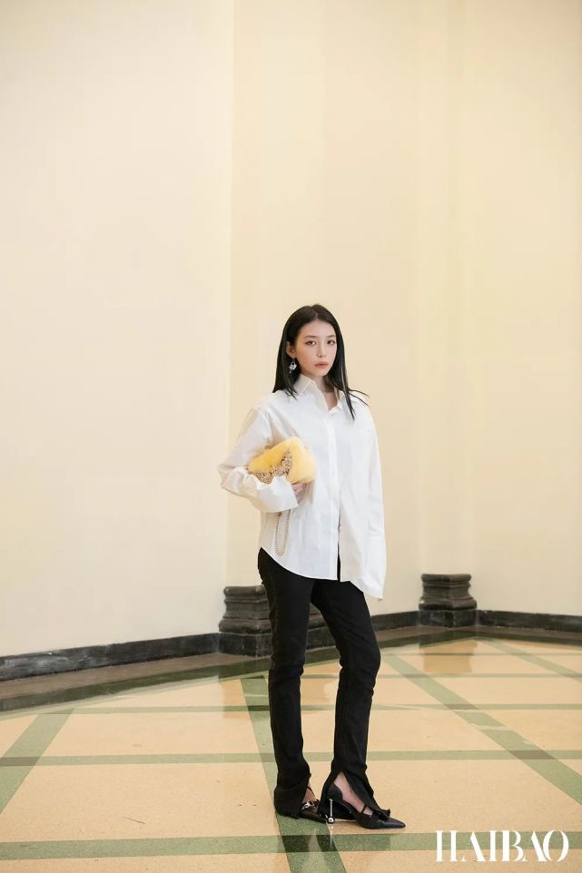 看着自己“非黑即灰”的秋冬衣柜，突然萌生了一个买新包的想法?！