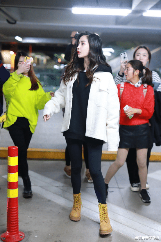 墨羽青春穿搭记|讲真，baby真适合做回老本行，条纹背心配红裙拍写真，青春又靓丽