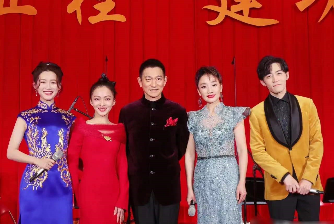 易烊千玺|易烊千玺缺席跨年晚会的秘密揭晓：和刘德华一起上《新闻联播》