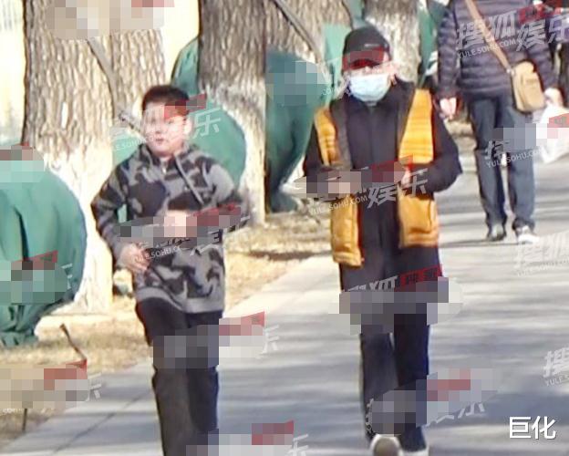 王刚|72岁王刚和12岁儿子跑步，体力不支被甩身后，小20岁三婚妻子现身