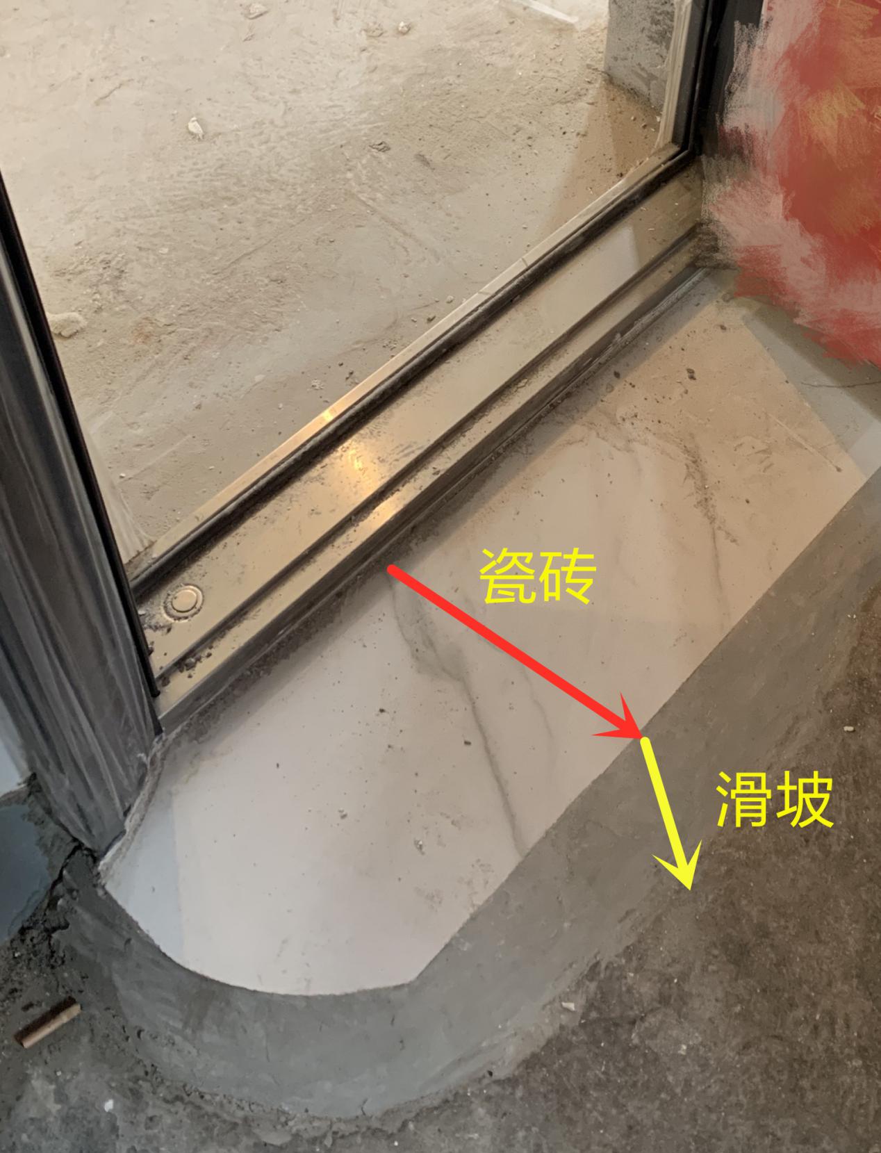 公摊|楼道入门槛做毁了,24cm宽惹火邻居:占我公摊碍我事,凭啥?
