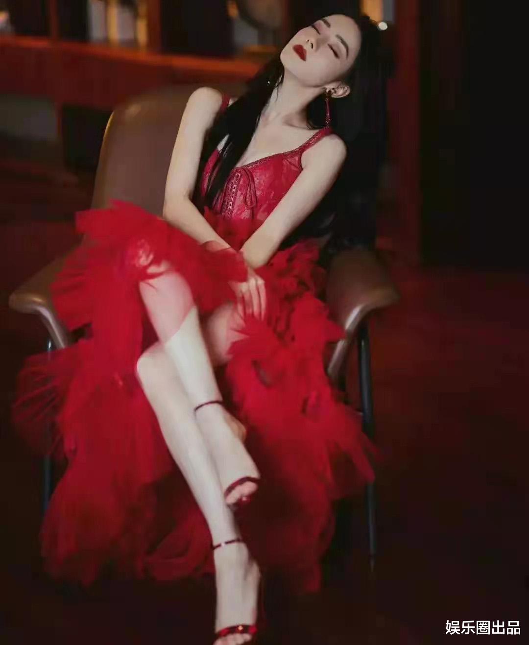 迪麗熱巴穿紅裙拍攝的大片火瞭，閱讀量超400萬，不做模特真可惜-圖2