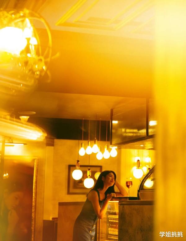 穿衣搭配|陈妍希当妈了也是“直男斩”，彩虹毛衣搭配高马尾，初恋的感觉