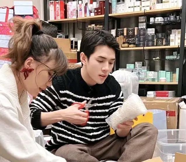 李佳琦|3000多万人观看直播,李佳琦说了一句大实话,吓得旁边助理冒冷汗