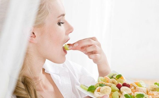 拜托了爸妈|女性冻龄有秘诀：52岁与女儿同框，姐妹相称没有违和感