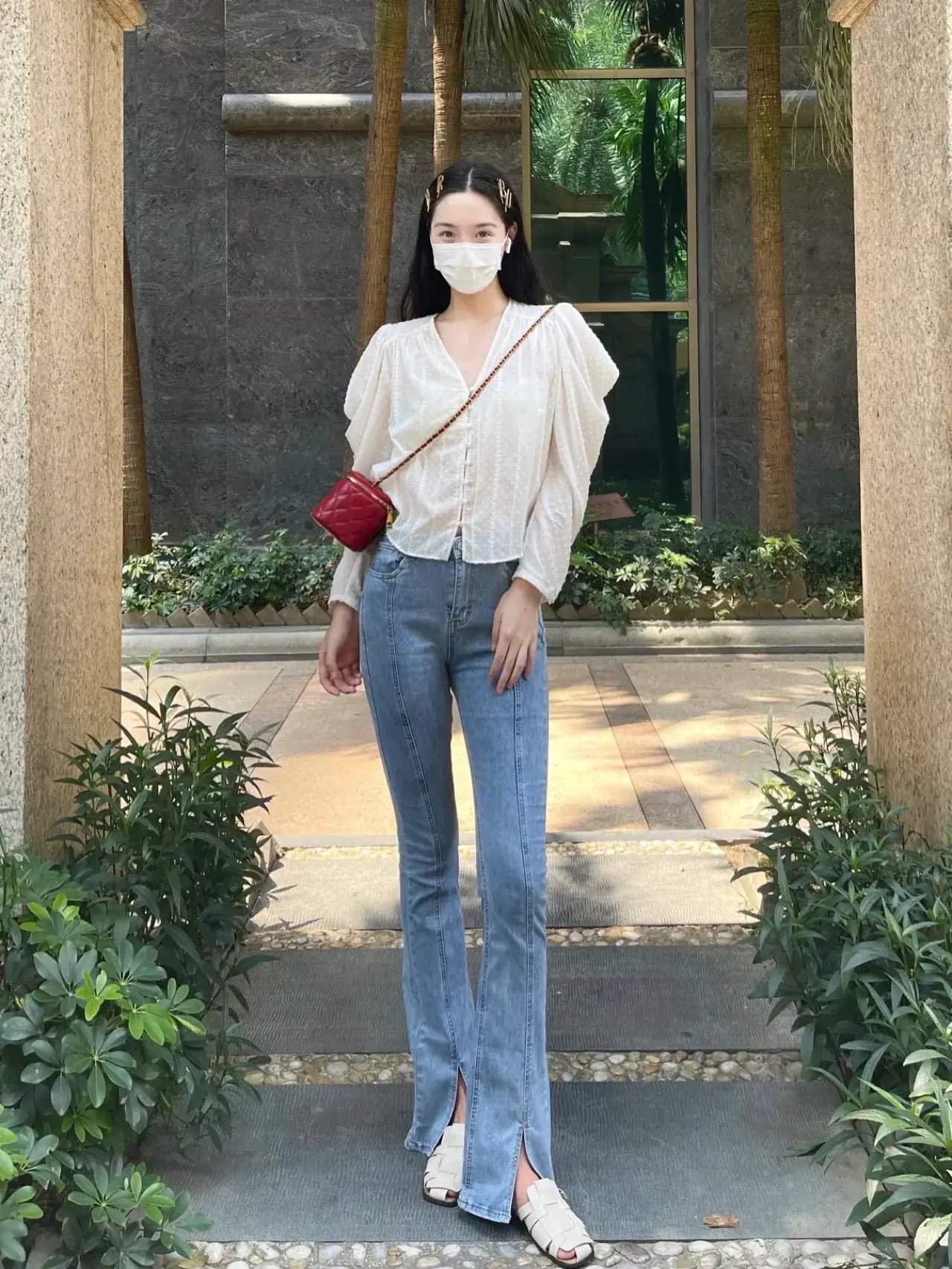27君|牛仔微喇叭裤配上薄衬衫和凉拖鞋，高挑苗条，还随性！