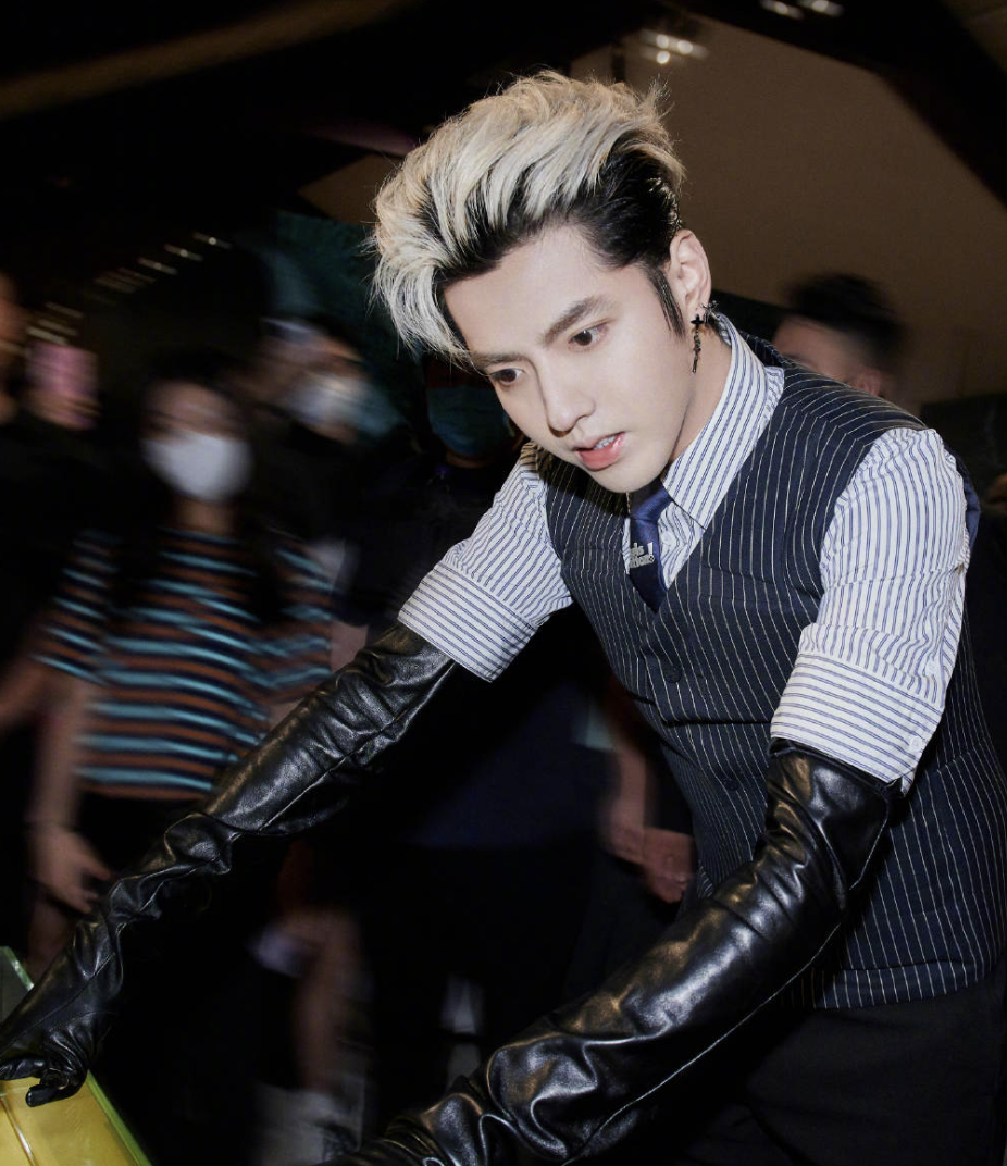 阿娇|吴亦凡爆料不断，阿娇抱怨吃瓜吃得好累，怕手滑点赞用左手刷微博