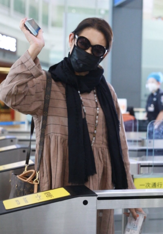 何有强|倪萍真是“奶奶辈翘楚”，一袭条纹连衣裙端庄优雅，气场全开