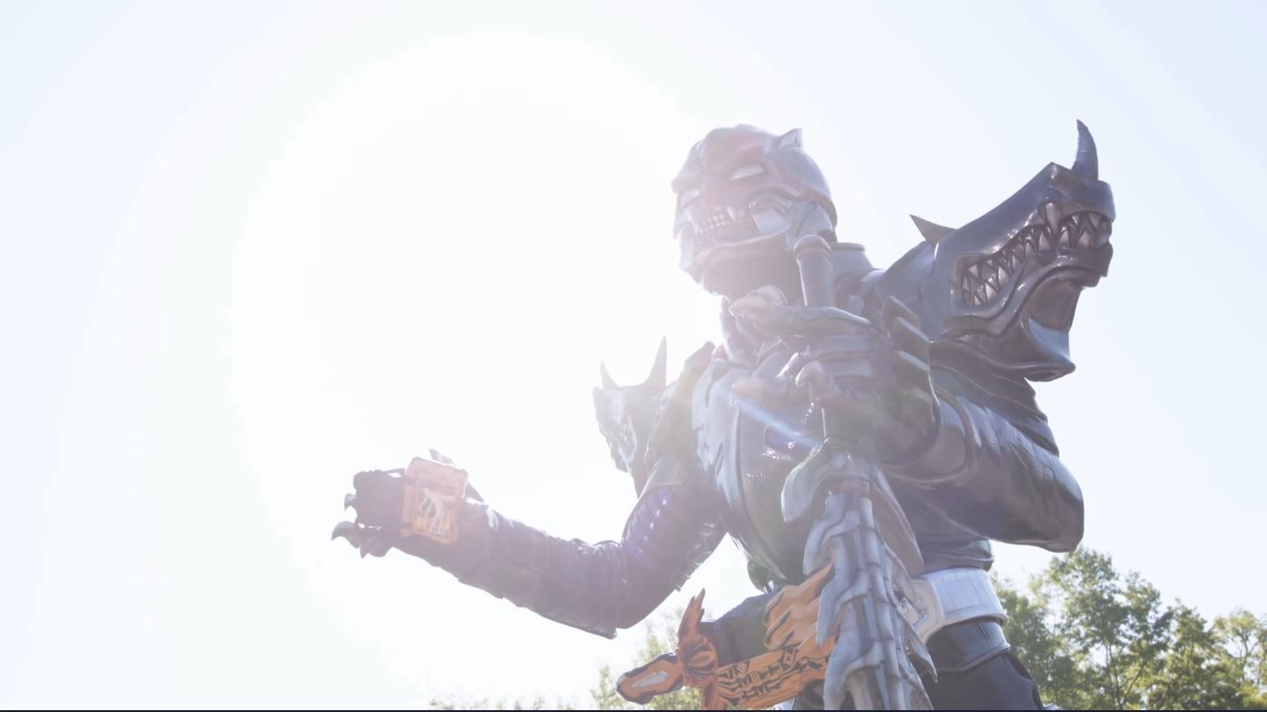 不死鸟|假面骑士圣刃：天灾变身霸剑，仁叔并未现身，原来是不死鸟的选择