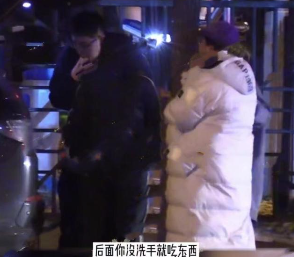 王九龙|郭德纲亲外甥王九龙被曝路边小解，不洗手吃零食还吮手指