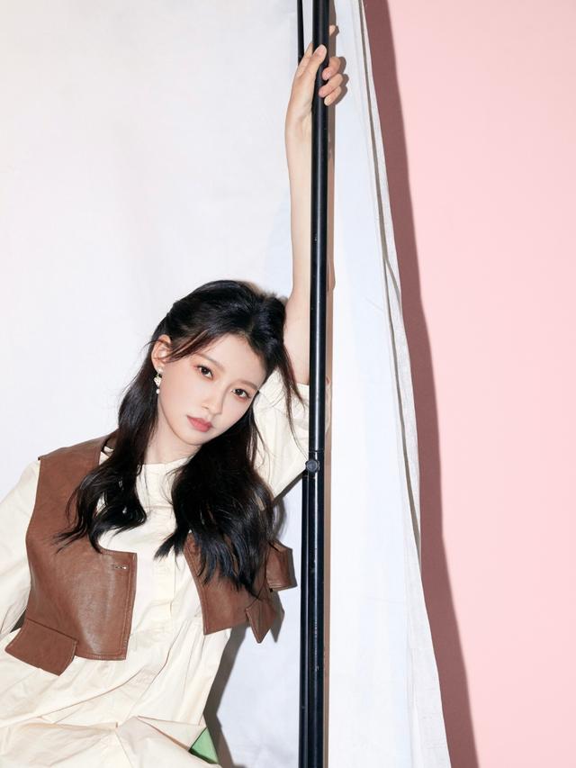 旗袍公馆 孙怡真是人生赢家，小白裙叠穿仍似女学生，辣妈穿搭的典范