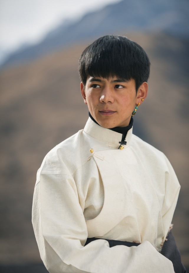 生图|丁真再放大招，换上西装秒杀一众男艺人，上台毫不怯场总裁范十足