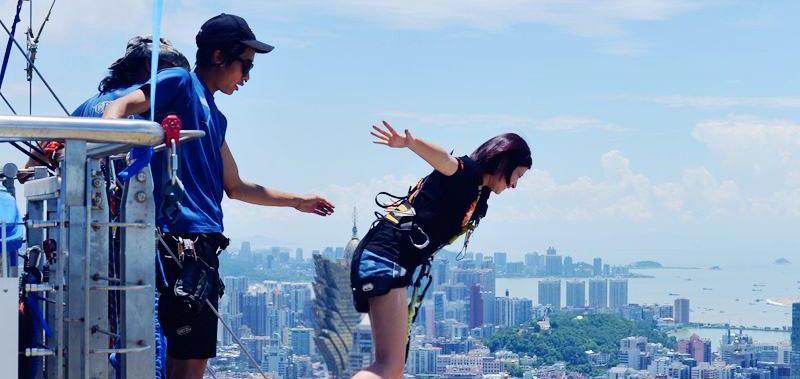 机器 若掉进钢水里，先感觉到疼痛，还是直接化成水，穿防护服是否有用