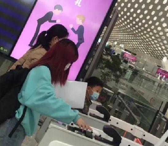 成龙|孙卓姐姐孙悦回国，一头“红发”个性十足，与买家姐姐成鲜明对比