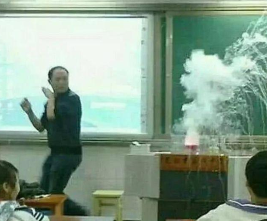 大学生|学生抓拍老师“尴尬时刻”，角度拿捏恰如其分，老师：放学等我