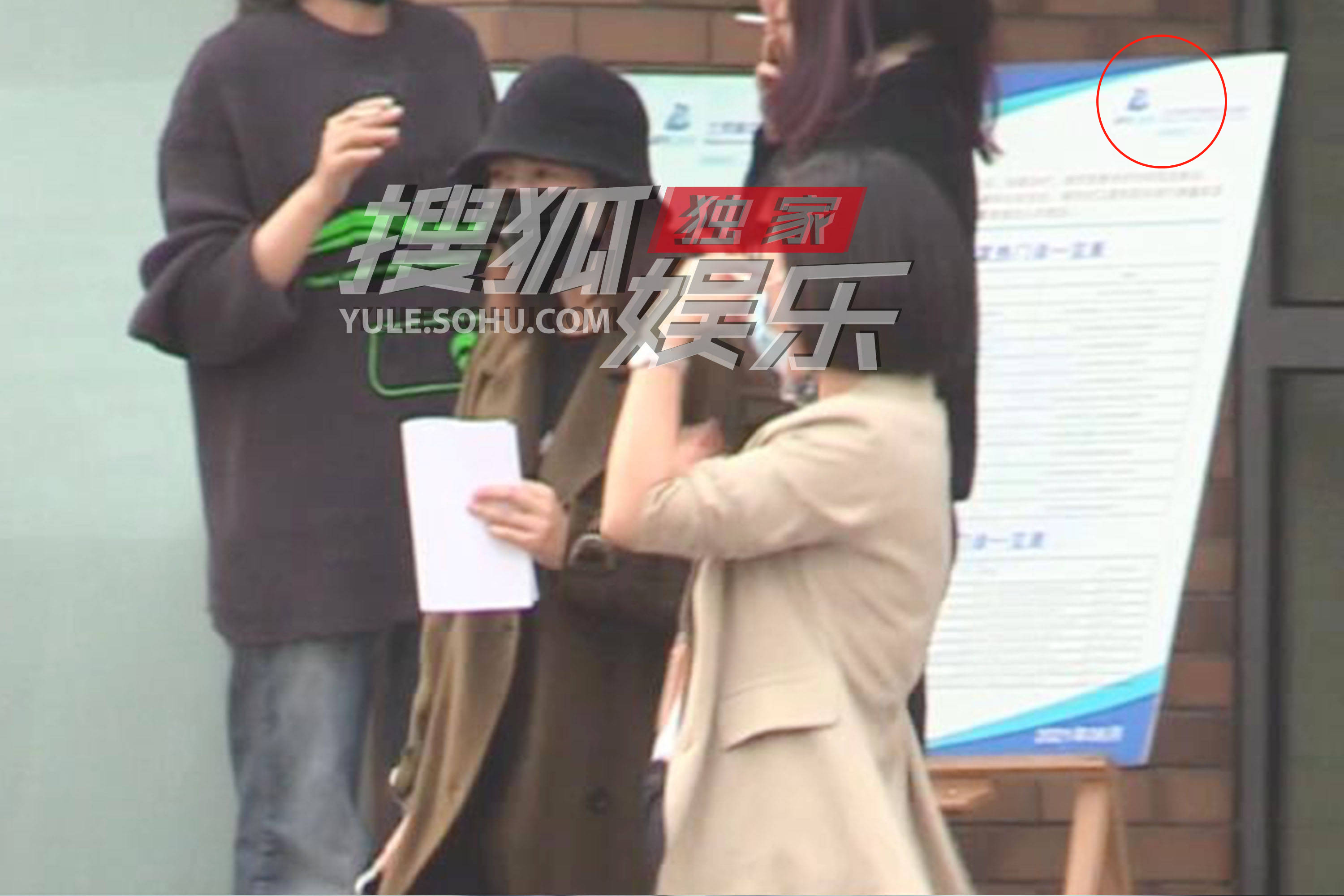 高圆圆|42岁高圆圆被疑怀二胎！低调现身妇儿医院，穿着宽松遮肚身形臃肿