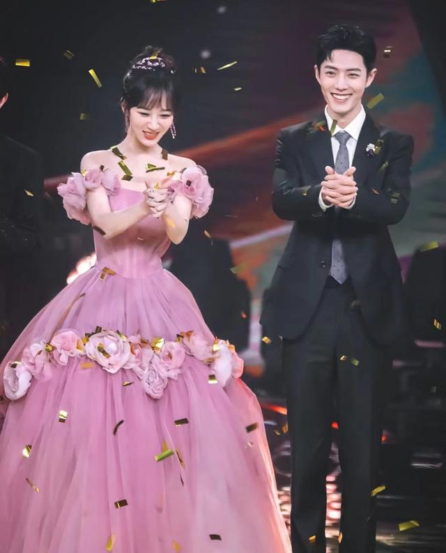 肖战|肖战对吴宣仪生疏避嫌，对杨紫巴结提裙子，其中原因只有老粉知道