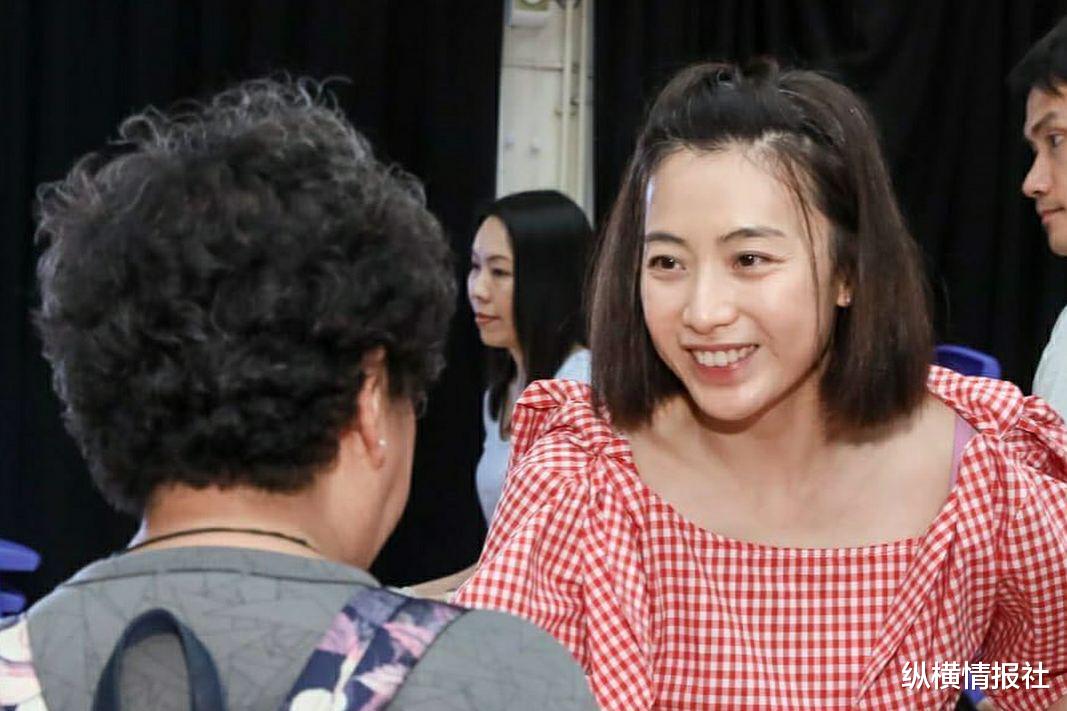 甘比|吃一道菜花10万,买包包花1亿,买冷饮还带保镖,亏110亿却无大碍