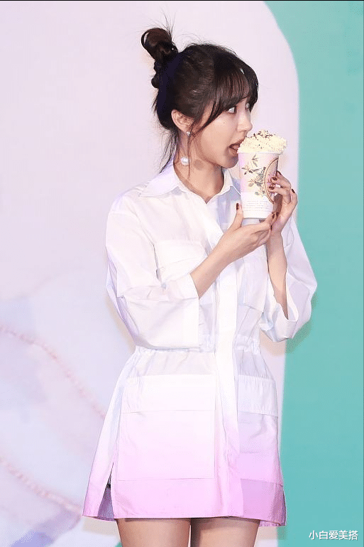 小白爱美搭|李菲儿贴心喂“男粉丝”吃甜点，属实宠粉，穿着白色衬衫裙好清纯