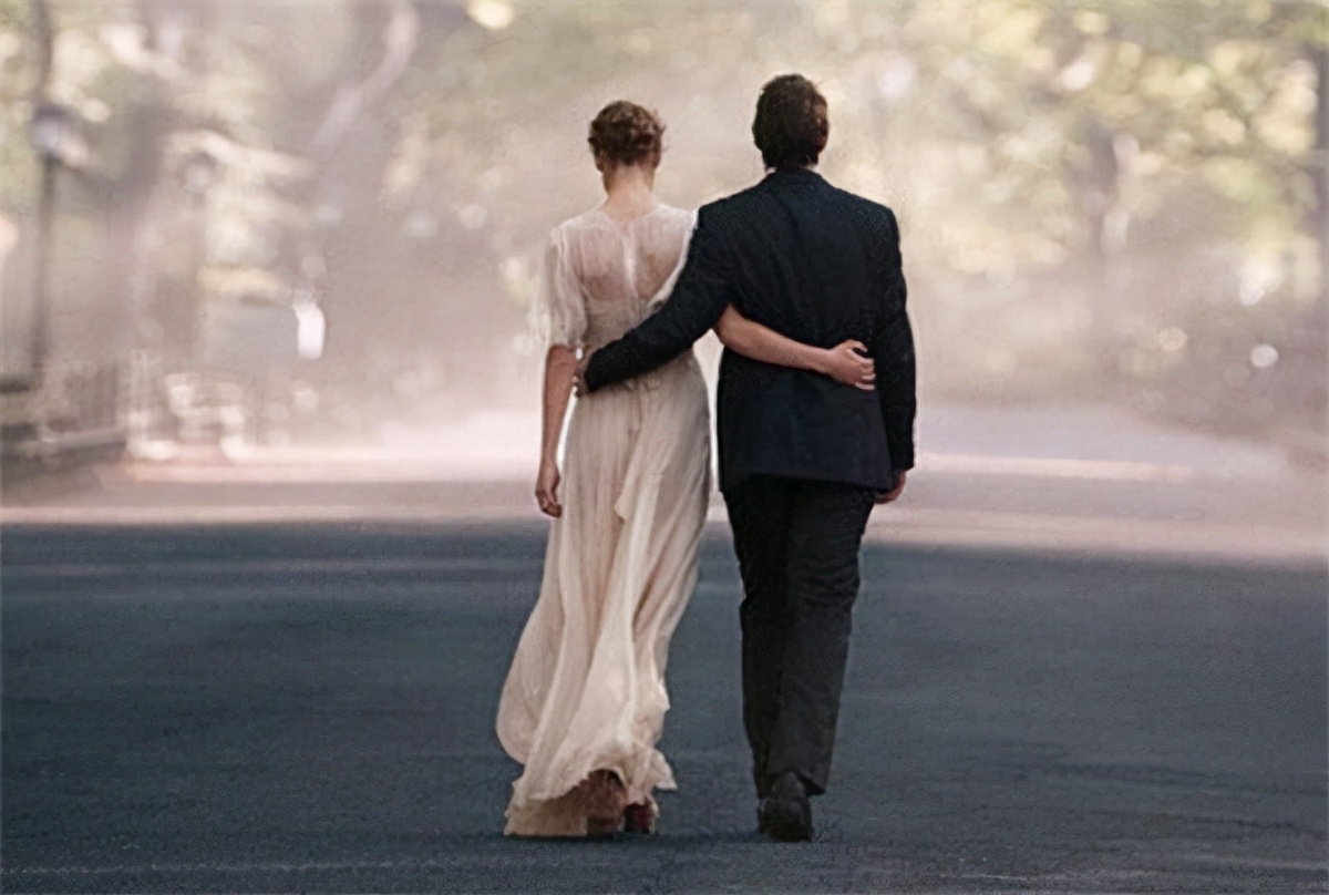 明月的小清风 女子去男方家,对方父母爱答不理,给200元红包,女子暴怒欲分手