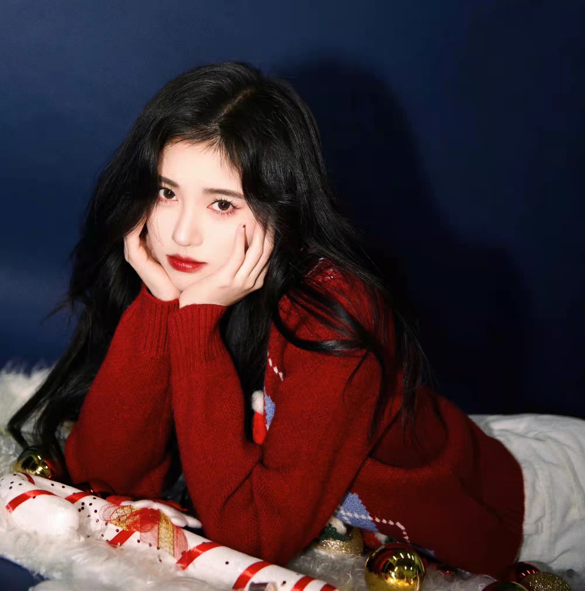 圣诞节|女星圣诞节造型惊艳！宋祖儿性感秦岚秀美腿，赵雅芝露香肩太甜美