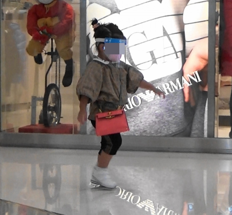 何超盈|何超盈产后两年胖若两人，出动五人团队带女儿逛街，尽显豪门排场