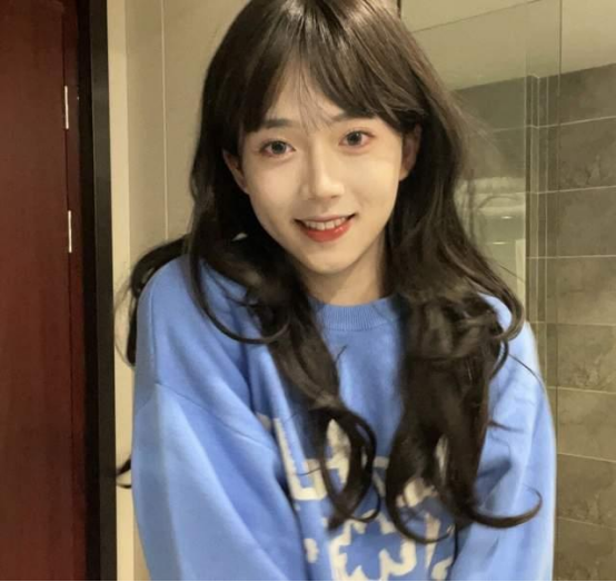 女装大佬康雅雅被封后,再度开播没了滤镜后,被嘲太恐怖