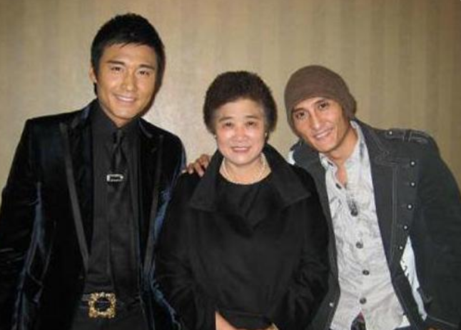 林冲|52岁“林冲”罕露面，为母亲庆八十大寿，犯错后感谢太太不离不弃