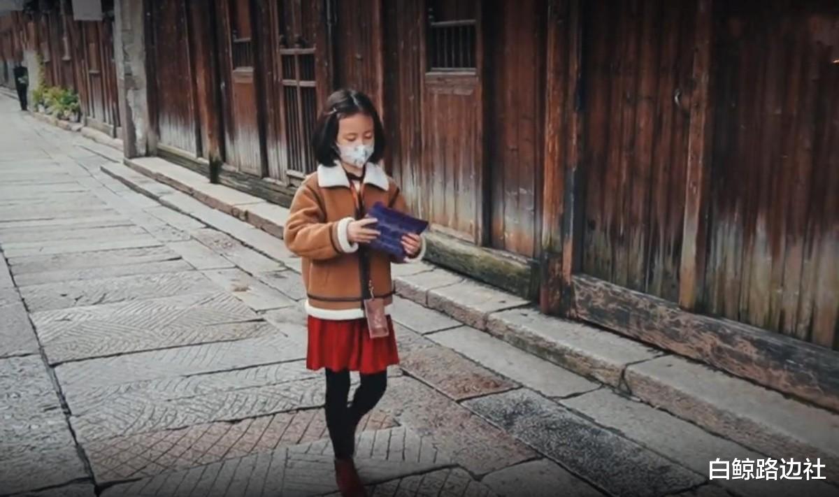 孙莉|孙莉晒照为8岁二女儿庆生！五官精致酷似黄磊，多多为妹妹做甜点