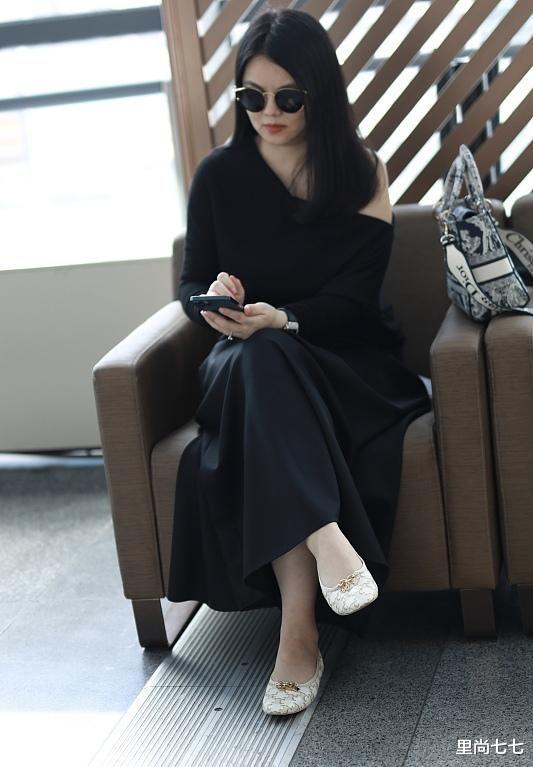 李湘|这婚算是离对了！李湘穿露肩装瘦成120不敢认，叠腿坐眼神变温柔