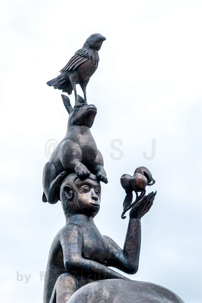 瑞视觉 稻城亚丁香格里拉镇:大象猴子山兔鹧鸪鸟组成铜像,吸引游客目光