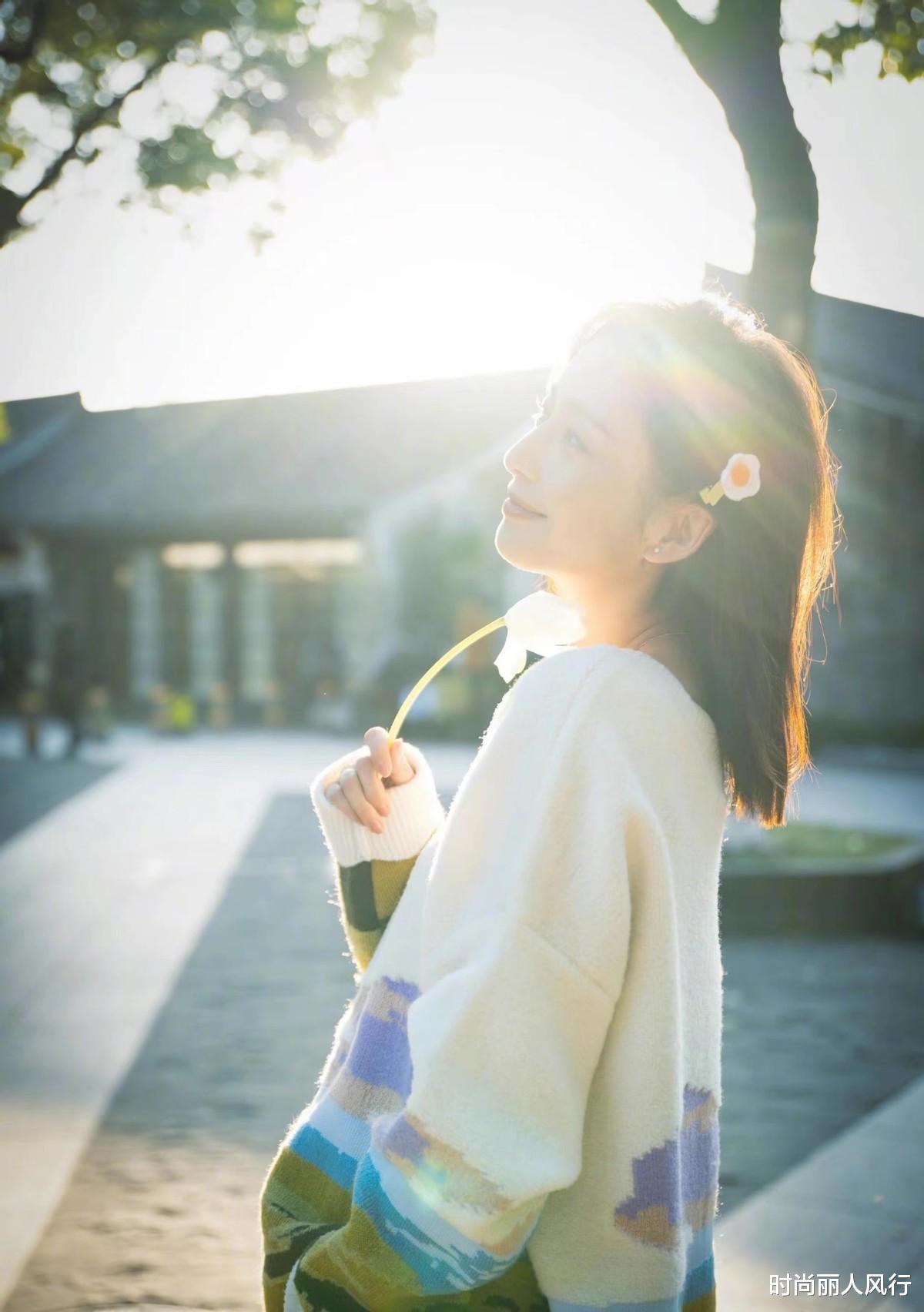 佟丽娅|离了婚真好！佟丽娅近照曝光美到颜值天花板，穿浅色毛衣温婉大方