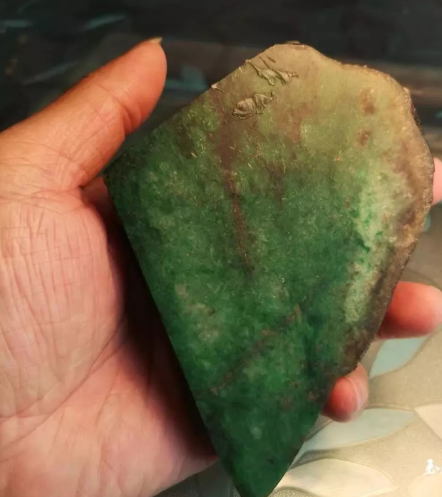 钱币|买到干青种翡翠怎么办？资深玉雕师现身说法，谁说朽木不能雕！