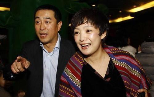 王海燕|她拿24亿分手费，二婚嫁穷小伙张嘉译，如今51岁被宠成公主