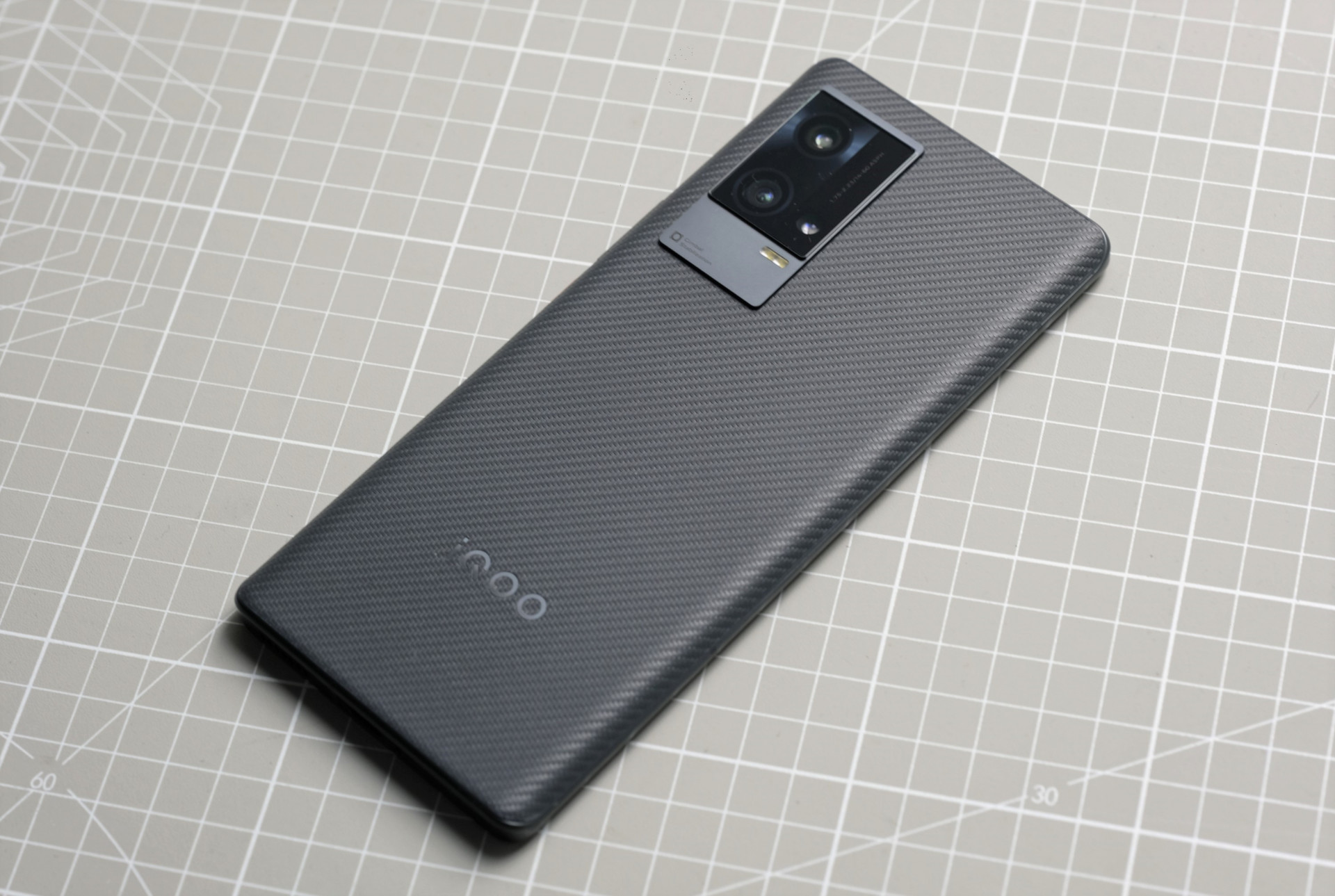iqoo8pro|不到5千售价贵吗？三大亮点助力iQOO8Pro，配置触碰“天花板”