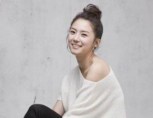 刘荷娜|她曾与林志颖搭档走红，却因恋爱退圈，如今竟躺公公腿上引起舆论