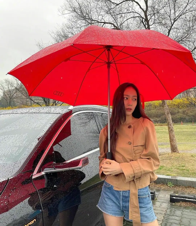 鄭秀晶在下雨天給汽車打廣告，鏡頭拉近一看：好誠實的女明星-圖2