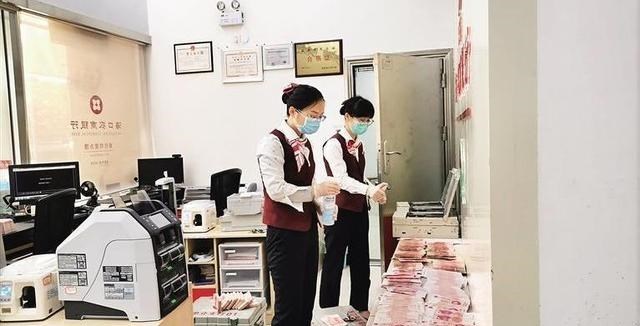  银行为何总让你排队等待，也不愿多开几个窗口？业内人士说出答案