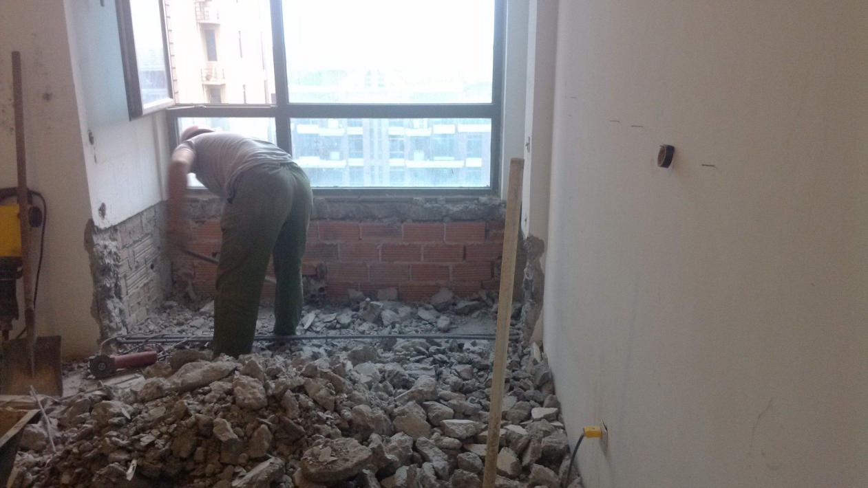 老婆坚持要砸飘窗，砸完发现窗户前有个大坑，不回填直接就封成储物柜！